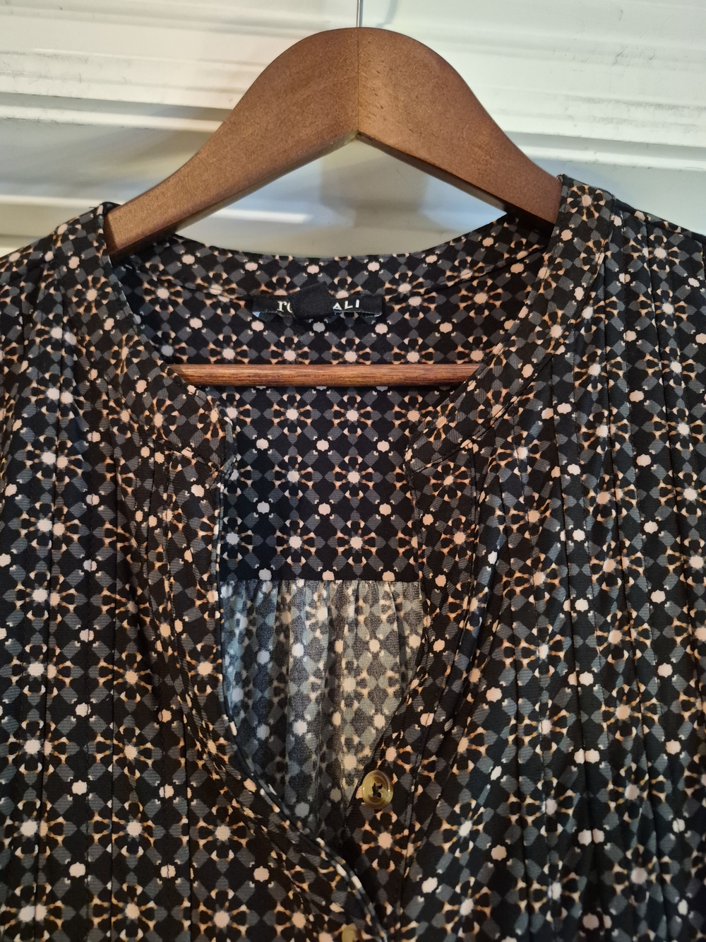 Roz & Ali Black Short-Sleeve Printed V-Neck Top 2x - Picture 2 of 8